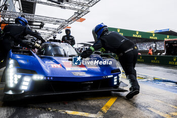 2024-06-16 - 02 BAMBER Earl (nzl), LYNN Alex (gbr), PALOU Alex (spa), Cadillac Racing, Cadillac V-Series.R #02, Hypercar, FIA WEC, action during the 2024 24 Hours of Le Mans, 4th round of the 2024 FIA World Endurance Championship, on the Circuit des 24 Heures du Mans, from June 15 to 16, 2024 in Le Mans, France - 24 HEURES DU MANS 2024 - RACE - ENDURANCE - MOTORS