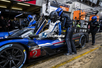 2024-06-16 - 02 BAMBER Earl (nzl), LYNN Alex (gbr), PALOU Alex (spa), Cadillac Racing, Cadillac V-Series.R #02, Hypercar, FIA WEC, action during the 2024 24 Hours of Le Mans, 4th round of the 2024 FIA World Endurance Championship, on the Circuit des 24 Heures du Mans, from June 15 to 16, 2024 in Le Mans, France - 24 HEURES DU MANS 2024 - RACE - ENDURANCE - MOTORS