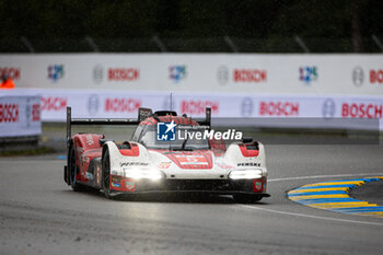 2024-06-16 - 05 CAMPBELL Matt (aus), CHRISTENSEN Michael (dnk), MAKOWIECKI Frédéric (fra), Porsche Penske Motorsport, Porsche 963 #05, Hypercar, FIA WEC, action during the 2024 24 Hours of Le Mans, 4th round of the 2024 FIA World Endurance Championship, on the Circuit des 24 Heures du Mans, from June 15 to 16, 2024 in Le Mans, France - 24 HEURES DU MANS 2024 - RACE - ENDURANCE - MOTORS