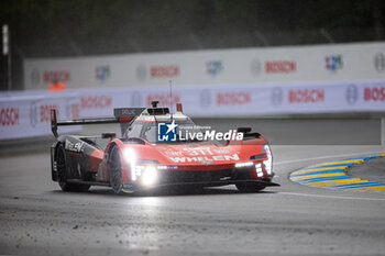 2024-06-16 - 311 DERANI Luis Felipe (bra), AITKEN Jack (gbr), DRUGOVICH Felipe (bra), Whelen Cadillac Racing, Cadillac V-Series.R #311, Hypercar, action during the 2024 24 Hours of Le Mans, 4th round of the 2024 FIA World Endurance Championship, on the Circuit des 24 Heures du Mans, from June 15 to 16, 2024 in Le Mans, France - 24 HEURES DU MANS 2024 - RACE - ENDURANCE - MOTORS