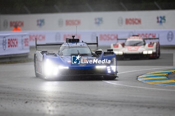 2024-06-16 - 02 BAMBER Earl (nzl), LYNN Alex (gbr), PALOU Alex (spa), Cadillac Racing, Cadillac V-Series.R #02, Hypercar, FIA WEC, action during the 2024 24 Hours of Le Mans, 4th round of the 2024 FIA World Endurance Championship, on the Circuit des 24 Heures du Mans, from June 15 to 16, 2024 in Le Mans, France - 24 HEURES DU MANS 2024 - RACE - ENDURANCE - MOTORS