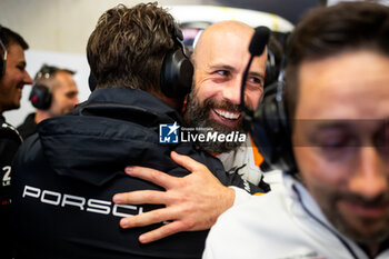 2024-06-16 - Porsche Manthey Purerxcing celebrates their win with SHAHIN Yasser (aus), during the 2024 24 Hours of Le Mans, 4th round of the 2024 FIA World Endurance Championship, on the Circuit des 24 Heures du Mans, from June 15 to 16, 2024 in Le Mans, France - 24 HEURES DU MANS 2024 - RACE - ENDURANCE - MOTORS