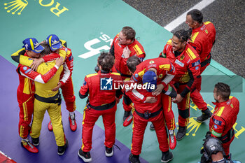 2024-06-16 - mechanic, mecanicien, finish line, arrivee, podium, portrait ambiance pitlane, 50 FUOCO Antonio (ita), MOLINA Miguel (spa), NIELSEN Nicklas (dnk), Ferrari AF Corse, Ferrari 499P #50, Hypercar, FIA WEC, portrait during the 2024 24 Hours of Le Mans, 4th round of the 2024 FIA World Endurance Championship, on the Circuit des 24 Heures du Mans, from June 15 to 16, 2024 in Le Mans, France - 24 HEURES DU MANS 2024 - RACE - ENDURANCE - MOTORS