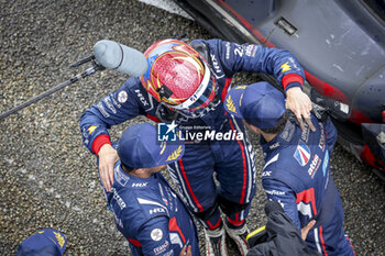 2024-06-16 - 22 JARVIS Oliver (gbr), GARG Bijoy (usa), SIEGEL Nolan (usa), United Autosports, Oreca 07 - Gibson #22, LMP2, portrait, finish line, arrivee, during the 2024 24 Hours of Le Mans, 4th round of the 2024 FIA World Endurance Championship, on the Circuit des 24 Heures du Mans, from June 15 to 16, 2024 in Le Mans, France - 24 HEURES DU MANS 2024 - RACE - ENDURANCE - MOTORS