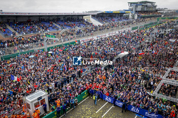 2024-06-16 - spectators, fans Podium portrait during the 2024 24 Hours of Le Mans, 4th round of the 2024 FIA World Endurance Championship, on the Circuit des 24 Heures du Mans, from June 15 to 16, 2024 in Le Mans, France - 24 HEURES DU MANS 2024 - RACE - ENDURANCE - MOTORS