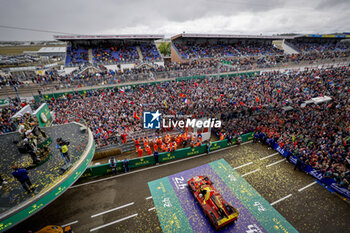 2024-06-16 - 91 LIETZ Richard (aut), SCHURING Morris (nld), SHAHIN Yasser (aus), Manthey EMA, Porsche 911 GT3 R #91, LM GT3, FIA WEC, 31 FARFUS Augusto (bra), GELAEL Sean (ind), LEUNG Darren (gbr), Team WRT, BMW M4 GT3 #31, LM GT3, FIA WEC, 88 OLSEN Dennis (dnk), PEDERSEN Mikkel (dnk), RODA Giorgio (ita), Proton Competition, Ford Mustang GT3 #88, LM GT3, FIA WEC, Podium portrait during the 2024 24 Hours of Le Mans, 4th round of the 2024 FIA World Endurance Championship, on the Circuit des 24 Heures du Mans, from June 15 to 16, 2024 in Le Mans, France - 24 HEURES DU MANS 2024 - RACE - ENDURANCE - MOTORS