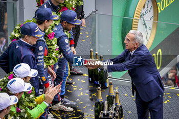 2024-06-16 - 22 JARVIS Oliver (gbr), GARG Bijoy (usa), SIEGEL Nolan (usa), United Autosports, Oreca 07 - Gibson #22, LMP2, Podium portrait during the 2024 24 Hours of Le Mans, 4th round of the 2024 FIA World Endurance Championship, on the Circuit des 24 Heures du Mans, from June 15 to 16, 2024 in Le Mans, France - 24 HEURES DU MANS 2024 - RACE - ENDURANCE - MOTORS