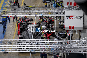 2024-06-16 - 07 LOPEZ José María (arg), KOBAYASHI Kamui (jpn), DE VRIES Nyck (nld), Toyota Gazoo Racing, Toyota GR010 - Hybrid #07, Hypercar, FIA WEC, action, pitstop, arrêt aux stands during the 2024 24 Hours of Le Mans, 4th round of the 2024 FIA World Endurance Championship, on the Circuit des 24 Heures du Mans, from June 15 to 16, 2024 in Le Mans, France - 24 HEURES DU MANS 2024 - RACE - ENDURANCE - MOTORS