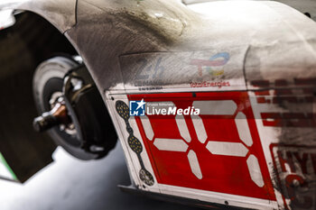 2024-06-16 - 99 TINCKNELL Harry (gbr), JANI Neel (swi), ANDLAUER Julien (fra), Proton Competition, Porsche 963 #99, Hypercar, FIA WEC, pitstop, arrêt aux stands during the 2024 24 Hours of Le Mans, 4th round of the 2024 FIA World Endurance Championship, on the Circuit des 24 Heures du Mans, from June 15 to 16, 2024 in Le Mans, France - 24 HEURES DU MANS 2024 - RACE - ENDURANCE - MOTORS