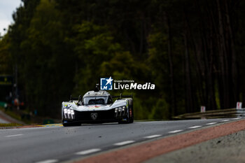 2024-06-16 - 93 VERGNE Jean-Eric (fra), JENSEN Mikkel (dnk), MULLER Nico (swi), Peugeot TotalEnergies, Peugeot 9x8 #93, Hypercar, FIA WEC, action during the 2024 24 Hours of Le Mans, 4th round of the 2024 FIA World Endurance Championship, on the Circuit des 24 Heures du Mans, from June 15 to 16, 2024 in Le Mans, France - 24 HEURES DU MANS 2024 - RACE - ENDURANCE - MOTORS