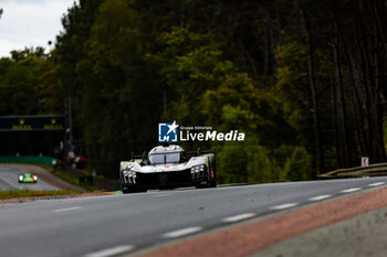 2024-06-16 - 94 VANDOORNE Stoffel (bel), DUVAL Loïc (fra), DI RESTA Paul (gbr), Peugeot TotalEnergies, Peugeot 9x8 #94, Hypercar, FIA WEC, action during the 2024 24 Hours of Le Mans, 4th round of the 2024 FIA World Endurance Championship, on the Circuit des 24 Heures du Mans, from June 15 to 16, 2024 in Le Mans, France - 24 HEURES DU MANS 2024 - RACE - ENDURANCE - MOTORS