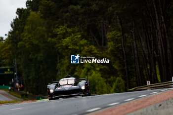 2024-06-16 - 08 BUEMI Sébastien (swi), HARTLEY Brendon (nzl), HIRAKAWA Ryo (jpn), Toyota Gazoo Racing, Toyota GR010 - Hybrid #08, Hypercar, FIA WEC, action during the 2024 24 Hours of Le Mans, 4th round of the 2024 FIA World Endurance Championship, on the Circuit des 24 Heures du Mans, from June 15 to 16, 2024 in Le Mans, France - 24 HEURES DU MANS 2024 - RACE - ENDURANCE - MOTORS