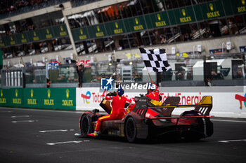 2024-06-16 - 50 FUOCO Antonio (ita), MOLINA Miguel (spa), NIELSEN Nicklas (dnk), Ferrari AF Corse, Ferrari 499P #50, Hypercar, FIA WEC, action during the podium of the 2024 24 Hours of Le Mans, 4th round of the 2024 FIA World Endurance Championship, on the Circuit des 24 Heures du Mans, from June 15 to 16, 2024 in Le Mans, France - 24 HEURES DU MANS 2024 - PODIUM - ENDURANCE - MOTORS