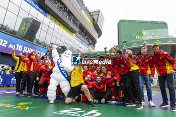 2024-06-16 - 50 FUOCO Antonio (ita), MOLINA Miguel (spa), NIELSEN Nicklas (dnk), Ferrari AF Corse, Ferrari 499P #50, Hypercar, FIA WEC, celebrating their win during the podium of the 2024 24 Hours of Le Mans, 4th round of the 2024 FIA World Endurance Championship, on the Circuit des 24 Heures du Mans, from June 15 to 16, 2024 in Le Mans, France - 24 HEURES DU MANS 2024 - PODIUM - ENDURANCE - MOTORS