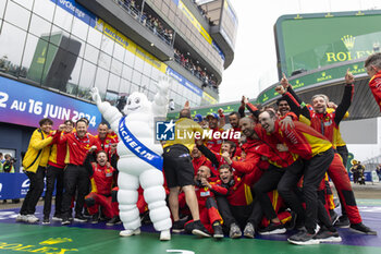 2024-06-16 - 50 FUOCO Antonio (ita), MOLINA Miguel (spa), NIELSEN Nicklas (dnk), Ferrari AF Corse, Ferrari 499P #50, Hypercar, FIA WEC, celebrating their win during the podium of the 2024 24 Hours of Le Mans, 4th round of the 2024 FIA World Endurance Championship, on the Circuit des 24 Heures du Mans, from June 15 to 16, 2024 in Le Mans, France - 24 HEURES DU MANS 2024 - PODIUM - ENDURANCE - MOTORS