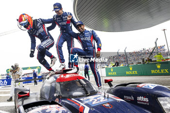 2024-06-16 - 22 JARVIS Oliver (gbr), GARG Bijoy (usa), SIEGEL Nolan (usa), United Autosports, Oreca 07 - Gibson #22, LMP2, portrait during the podium of the 2024 24 Hours of Le Mans, 4th round of the 2024 FIA World Endurance Championship, on the Circuit des 24 Heures du Mans, from June 15 to 16, 2024 in Le Mans, France - 24 HEURES DU MANS 2024 - PODIUM - ENDURANCE - MOTORS