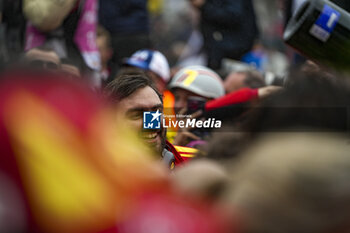 2024-06-16 - AF Corse mecaniciens, mechanics illustration during the podium of the 2024 24 Hours of Le Mans, 4th round of the 2024 FIA World Endurance Championship, on the Circuit des 24 Heures du Mans, from June 15 to 16, 2024 in Le Mans, France - 24 HEURES DU MANS 2024 - PODIUM - ENDURANCE - MOTORS