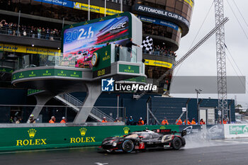 2024-06-16 - Finish line, arrivee of 07 LOPEZ José María (arg), KOBAYASHI Kamui (jpn), DE VRIES Nyck (nld), Toyota Gazoo Racing, Toyota GR010 - Hybrid #07, Hypercar, FIA WEC, action during the podium of the 2024 24 Hours of Le Mans, 4th round of the 2024 FIA World Endurance Championship, on the Circuit des 24 Heures du Mans, from June 15 to 16, 2024 in Le Mans, France - 24 HEURES DU MANS 2024 - PODIUM - ENDURANCE - MOTORS