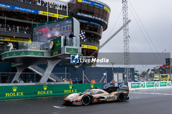 2024-06-16 - Finish line, arrivee of 38 RASMUSSEN Oliver (dnk), HANSON Philip (gbr), BUTTON Jenson (gbr), Hertz Team Jota, Porsche 963 #38, Hypercar, FIA WEC, action during the podium of the 2024 24 Hours of Le Mans, 4th round of the 2024 FIA World Endurance Championship, on the Circuit des 24 Heures du Mans, from June 15 to 16, 2024 in Le Mans, France - 24 HEURES DU MANS 2024 - PODIUM - ENDURANCE - MOTORS