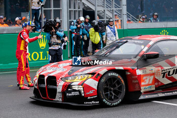 2024-06-16 - Finish line, arrivee of 50 FUOCO Antonio (ita), MOLINA Miguel (spa), NIELSEN Nicklas (dnk), Ferrari AF Corse, Ferrari 499P #50, Hypercar, FIA WEC, portrait 31 FARFUS Augusto (bra), GELAEL Sean (ind), LEUNG Darren (gbr), Team WRT, BMW M4 GT3 #31, LM GT3, FIA WEC, action during the podium of the 2024 24 Hours of Le Mans, 4th round of the 2024 FIA World Endurance Championship, on the Circuit des 24 Heures du Mans, from June 15 to 16, 2024 in Le Mans, France - 24 HEURES DU MANS 2024 - PODIUM - ENDURANCE - MOTORS