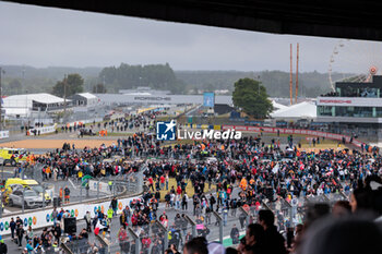 2024-06-16 - crowd, foule, fans, supporters, public, spectators inviding the track, piste, during the podium of the 2024 24 Hours of Le Mans, 4th round of the 2024 FIA World Endurance Championship, on the Circuit des 24 Heures du Mans, from June 15 to 16, 2024 in Le Mans, France - 24 HEURES DU MANS 2024 - PODIUM - ENDURANCE - MOTORS