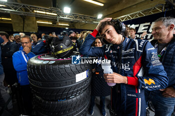 2024-06-16 - SIEGEL Nolan (usa), United Autosports, Oreca 07 - Gibson #22, LMP2, portrait during the podium of the 2024 24 Hours of Le Mans, 4th round of the 2024 FIA World Endurance Championship, on the Circuit des 24 Heures du Mans, from June 15 to 16, 2024 in Le Mans, France - 24 HEURES DU MANS 2024 - PODIUM - ENDURANCE - MOTORS