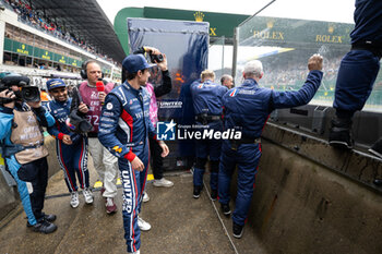 2024-06-16 - SIEGEL Nolan (usa), United Autosports, Oreca 07 - Gibson #22, LMP2, portrait mecaniciens, mechanics during the podium of the 2024 24 Hours of Le Mans, 4th round of the 2024 FIA World Endurance Championship, on the Circuit des 24 Heures du Mans, from June 15 to 16, 2024 in Le Mans, France - 24 HEURES DU MANS 2024 - PODIUM - ENDURANCE - MOTORS