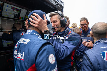 2024-06-16 - UNITED AUTOSPORTS - mecaniciens, mechanics during the podium of the 2024 24 Hours of Le Mans, 4th round of the 2024 FIA World Endurance Championship, on the Circuit des 24 Heures du Mans, from June 15 to 16, 2024 in Le Mans, France - 24 HEURES DU MANS 2024 - PODIUM - ENDURANCE - MOTORS