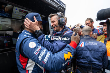 2024-06-16 - UNITED AUTOSPORTS - mecaniciens, mechanics during the podium of the 2024 24 Hours of Le Mans, 4th round of the 2024 FIA World Endurance Championship, on the Circuit des 24 Heures du Mans, from June 15 to 16, 2024 in Le Mans, France - 24 HEURES DU MANS 2024 - PODIUM - ENDURANCE - MOTORS