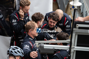 2024-06-16 - 91 LIETZ Richard (aut), SCHURING Morris (nld), SHAHIN Yasser (aus), Manthey EMA, Porsche 911 GT3 R #91, LM GT3, FIA WEC, mecaniciens, mechanics during the podium of the 2024 24 Hours of Le Mans, 4th round of the 2024 FIA World Endurance Championship, on the Circuit des 24 Heures du Mans, from June 15 to 16, 2024 in Le Mans, France - 24 HEURES DU MANS 2024 - PODIUM - ENDURANCE - MOTORS