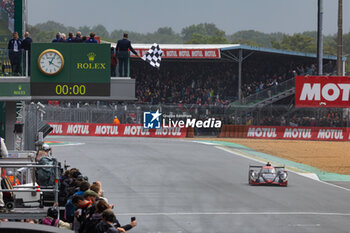 2024-06-16 - 22 JARVIS Oliver (gbr), GARG Bijoy (usa), SIEGEL Nolan (usa), United Autosports, Oreca 07 - Gibson #22, LMP2, finish line, arrivee, during the podium of the 2024 24 Hours of Le Mans, 4th round of the 2024 FIA World Endurance Championship, on the Circuit des 24 Heures du Mans, from June 15 to 16, 2024 in Le Mans, France - 24 HEURES DU MANS 2024 - PODIUM - ENDURANCE - MOTORS