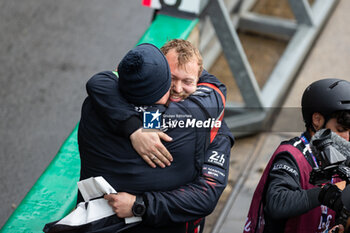 2024-06-16 - 91 LIETZ Richard (aut), SCHURING Morris (nld), SHAHIN Yasser (aus), Manthey EMA, Porsche 911 GT3 R #91, LM GT3, FIA WEC, mecaniciens, mechanics during the podium of the 2024 24 Hours of Le Mans, 4th round of the 2024 FIA World Endurance Championship, on the Circuit des 24 Heures du Mans, from June 15 to 16, 2024 in Le Mans, France - 24 HEURES DU MANS 2024 - PODIUM - ENDURANCE - MOTORS