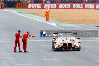 2024-06-16 - MOLINA Miguel (spa), Ferrari AF Corse, Ferrari 499P #50, Hypercar, FIA WEC, portrait, FUOCO Antonio (ita), Ferrari AF Corse, Ferrari 499P #50, Hypercar, FIA WEC, portrait, 31 FARFUS Augusto (bra), GELAEL Sean (ind), LEUNG Darren (gbr), Team WRT, BMW M4 GT3 #31, LM GT3, FIA WEC, finish line, arrivee, during the podium of the 2024 24 Hours of Le Mans, 4th round of the 2024 FIA World Endurance Championship, on the Circuit des 24 Heures du Mans, from June 15 to 16, 2024 in Le Mans, France - 24 HEURES DU MANS 2024 - PODIUM - ENDURANCE - MOTORS