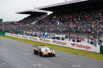 2024-06-16 - 31 FARFUS Augusto (bra), GELAEL Sean (ind), LEUNG Darren (gbr), Team WRT, BMW M4 GT3 #31, LM GT3, FIA WEC, finish line, arrivee, during the podium of the 2024 24 Hours of Le Mans, 4th round of the 2024 FIA World Endurance Championship, on the Circuit des 24 Heures du Mans, from June 15 to 16, 2024 in Le Mans, France - 24 HEURES DU MANS 2024 - PODIUM - ENDURANCE - MOTORS