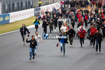 2024-06-16 - Fans during the podium of the 2024 24 Hours of Le Mans, 4th round of the 2024 FIA World Endurance Championship, on the Circuit des 24 Heures du Mans, from June 15 to 16, 2024 in Le Mans, France - 24 HEURES DU MANS 2024 - PODIUM - ENDURANCE - MOTORS