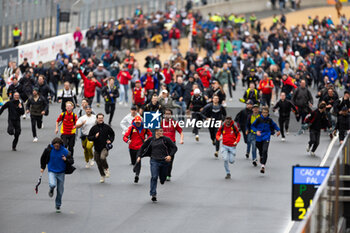 2024-06-16 - Fans during the podium of the 2024 24 Hours of Le Mans, 4th round of the 2024 FIA World Endurance Championship, on the Circuit des 24 Heures du Mans, from June 15 to 16, 2024 in Le Mans, France - 24 HEURES DU MANS 2024 - PODIUM - ENDURANCE - MOTORS