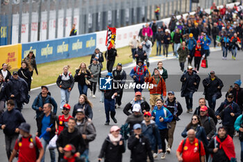 2024-06-16 - Fans during the podium of the 2024 24 Hours of Le Mans, 4th round of the 2024 FIA World Endurance Championship, on the Circuit des 24 Heures du Mans, from June 15 to 16, 2024 in Le Mans, France - 24 HEURES DU MANS 2024 - PODIUM - ENDURANCE - MOTORS