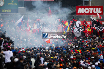 2024-06-16 - Fans during the podium of the 2024 24 Hours of Le Mans, 4th round of the 2024 FIA World Endurance Championship, on the Circuit des 24 Heures du Mans, from June 15 to 16, 2024 in Le Mans, France - 24 HEURES DU MANS 2024 - PODIUM - ENDURANCE - MOTORS