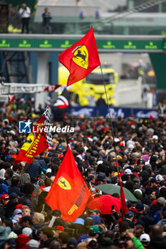 2024-06-16 - Fans during the podium of the 2024 24 Hours of Le Mans, 4th round of the 2024 FIA World Endurance Championship, on the Circuit des 24 Heures du Mans, from June 15 to 16, 2024 in Le Mans, France - 24 HEURES DU MANS 2024 - PODIUM - ENDURANCE - MOTORS