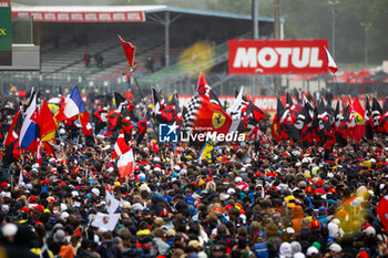 2024-06-16 - Fans during the podium of the 2024 24 Hours of Le Mans, 4th round of the 2024 FIA World Endurance Championship, on the Circuit des 24 Heures du Mans, from June 15 to 16, 2024 in Le Mans, France - 24 HEURES DU MANS 2024 - PODIUM - ENDURANCE - MOTORS