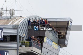 2024-06-16 - Fans during the podium of the 2024 24 Hours of Le Mans, 4th round of the 2024 FIA World Endurance Championship, on the Circuit des 24 Heures du Mans, from June 15 to 16, 2024 in Le Mans, France - 24 HEURES DU MANS 2024 - PODIUM - ENDURANCE - MOTORS