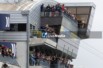 2024-06-16 - Fans during the podium of the 2024 24 Hours of Le Mans, 4th round of the 2024 FIA World Endurance Championship, on the Circuit des 24 Heures du Mans, from June 15 to 16, 2024 in Le Mans, France - 24 HEURES DU MANS 2024 - PODIUM - ENDURANCE - MOTORS