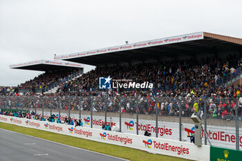 2024-06-16 - Fans during the podium of the 2024 24 Hours of Le Mans, 4th round of the 2024 FIA World Endurance Championship, on the Circuit des 24 Heures du Mans, from June 15 to 16, 2024 in Le Mans, France - 24 HEURES DU MANS 2024 - PODIUM - ENDURANCE - MOTORS