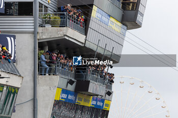 2024-06-16 - Fans during the podium of the 2024 24 Hours of Le Mans, 4th round of the 2024 FIA World Endurance Championship, on the Circuit des 24 Heures du Mans, from June 15 to 16, 2024 in Le Mans, France - 24 HEURES DU MANS 2024 - PODIUM - ENDURANCE - MOTORS