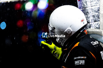 2024-06-30 - mechanic, mecanicien during the 2024 CrowdStrike 24 Hours of Spa, 2nd race of the 2024 GT World Challenge Europe Endurance Cup, from June 26 to 30, 2024 on Circuit de Spa-Francorchamps, in Stavelot, Belgium - AUTO - 2024 HOURS OF SPA - ENDURANCE - MOTORS