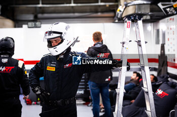 2024-06-30 - mechanic, mecanicien during the 2024 CrowdStrike 24 Hours of Spa, 2nd race of the 2024 GT World Challenge Europe Endurance Cup, from June 26 to 30, 2024 on Circuit de Spa-Francorchamps, in Stavelot, Belgium - AUTO - 2024 HOURS OF SPA - ENDURANCE - MOTORS