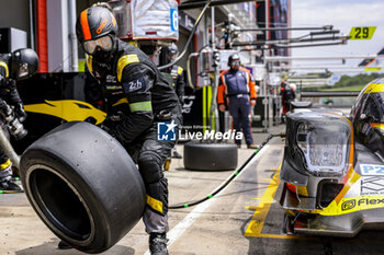 2024-07-07 - mechanic, mecanicien during the 4 Hours of Imola 2024, 3rd round of the 2024 European Le Mans Series on the Autodromo Internazionale Enzo e Dino Ferrari from July 5 to 7, 2024 in Imola, Italy - AUTO - ELMS - 4 HOURS OF IMOLA 2024 - ENDURANCE - MOTORS