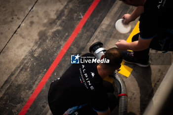 2024-07-11 - Alpine Endurance Team mechanics during the 2024 Rolex 6 Hours of Sao Paulo, 5th round of the 2024 FIA World Endurance Championship, from July 11 to 14, 2024 on the Autódromo José Carlos Pace in Interlagos, Brazil - FIA WEC - 6 HOURS OF SAO PAULO 2024 - ENDURANCE - MOTORS