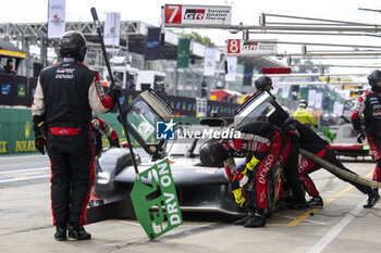 2024-07-12 - 07 CONWAY Mike (gbr), KOBAYASHI Kamui (jpn), DE VRIES Nyck (nld), Toyota Gazoo Racing, Toyota GR010 - Hybrid #07, Hypercar, pit stop during the 2024 Rolex 6 Hours of Sao Paulo, 5th round of the 2024 FIA World Endurance Championship, from July 12 to 14, 2024 on the Autódromo José Carlos Pace in Interlagos, Brazil - FIA WEC - 6 HOURS OF SAO PAULO 2024 - ENDURANCE - MOTORS