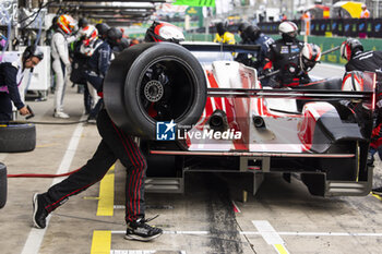 2024-07-12 - 06 ESTRE Kevin (fra), LOTTERER André (ger), VANTHOOR Laurens (bel), Porsche Penske Motorsport, Porsche 963 #06, Hypercar, pit stop during the 2024 Rolex 6 Hours of Sao Paulo, 5th round of the 2024 FIA World Endurance Championship, from July 12 to 14, 2024 on the Autódromo José Carlos Pace in Interlagos, Brazil - FIA WEC - 6 HOURS OF SAO PAULO 2024 - ENDURANCE - MOTORS